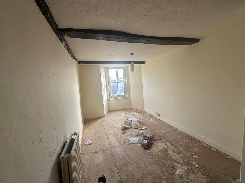 Lot: 22 - TWO-BEDROOM HOUSE FOR REFURBISHMENT - Bedroom one